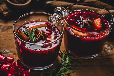 Zloženie ingrediencií pre vianočný punč na drevenom pozadí