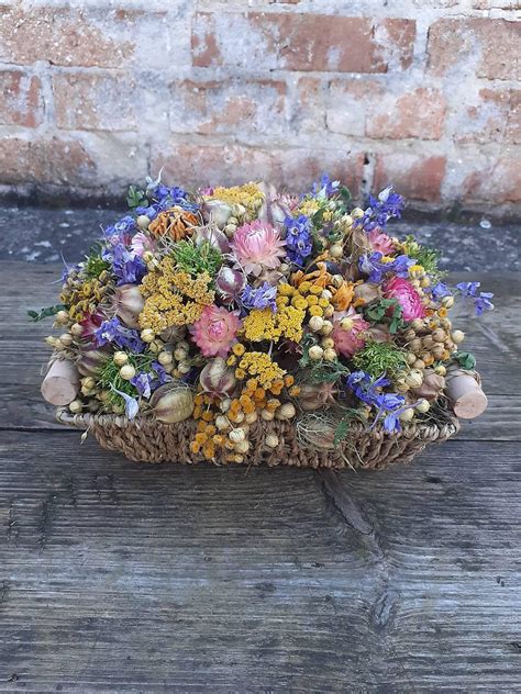 bohato vrstvená ikebana zo sušených kvetov na stole