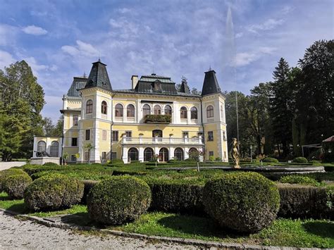 Panoramatický pohľad na kaštieľ Betliar s rozľahlým parkom počas slávnostného podujatia s množstvom návštevníkov
