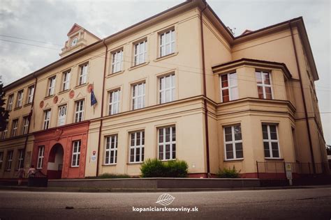 Historická fotografia Masarykovej štátnej meštianskej školy v Starej Turej