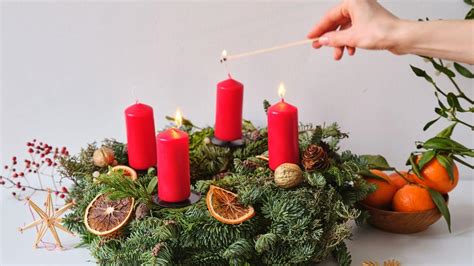 Detailné zobrazenie upevnenia sviečok na adventnom veniec