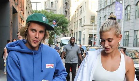 Záber na Justina Biebera a Hailey Baldwin počas ich spoločného verejného vystúpenia