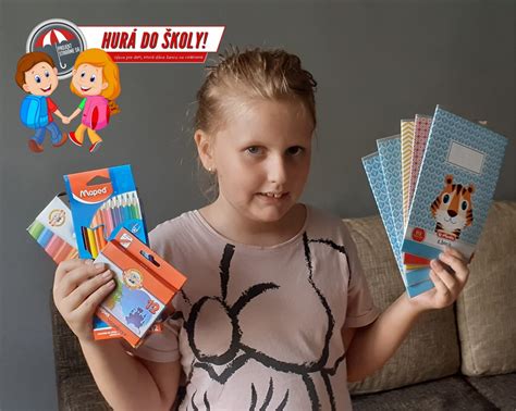 Ilustrácia s veselými prváčikmi a školskými pomôckami