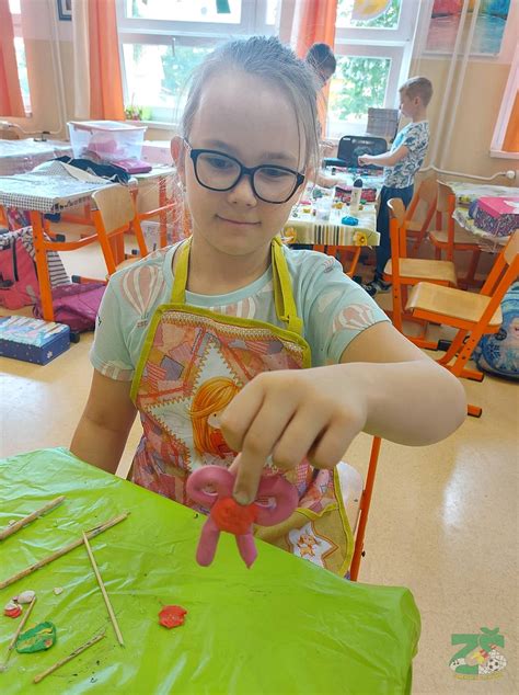 Ilustrácia detí pri tvorení z plastelíny