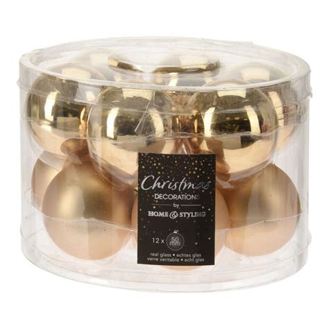 Rôzne typy vianočných ozdôb, vrátane sklenených gúľ