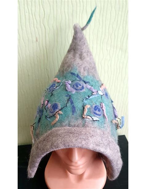 Detailné zábery na rôzne časti kostýmov škriatkov: uši, klobúk, rolničky