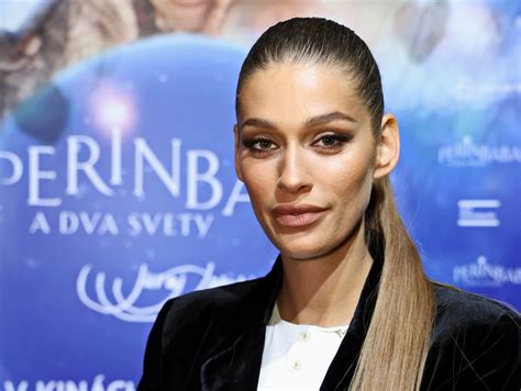 romantická fotografia novomanželov Jasminy Alagič a Patrika Vrbovského pred historickým zámkom v Pezinku