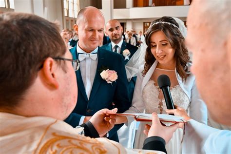 Fotograf a kameraman pri práci na svadbe