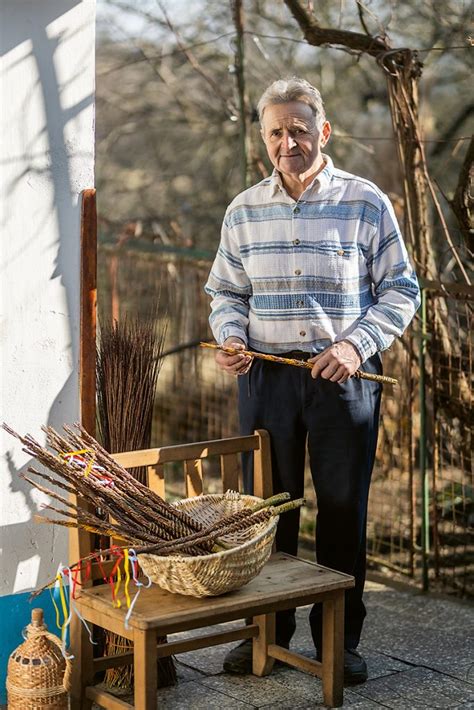 Tematická fotografia: mladý muž pletie tradičný slovenský veľkonočný korbáč z vŕbových prútov