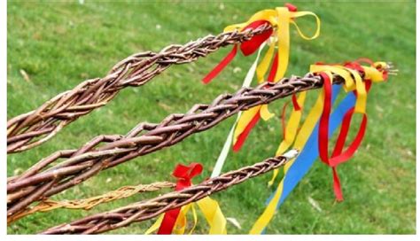 Dokončený veľkonočný korbáč ozdobený farebnými stuhami