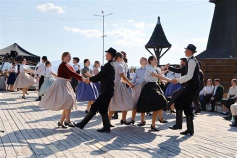 Tematické foto: Folklórny tanec v krojoch