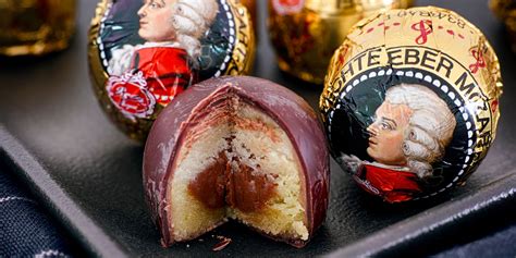 Koláž rakúskych vianočných zákuskov: Sachertorte, Vanillekipferl, Mozartove gule