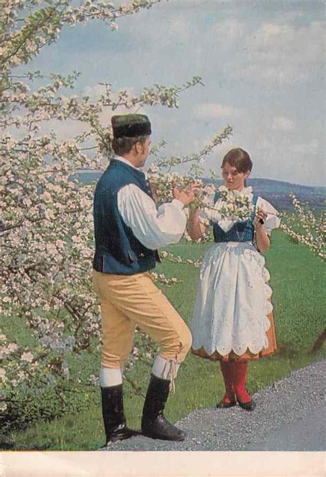 Ilustračné foto nevesty a ženícha v tradičnom slovenskom kroji počas svadobného obradu