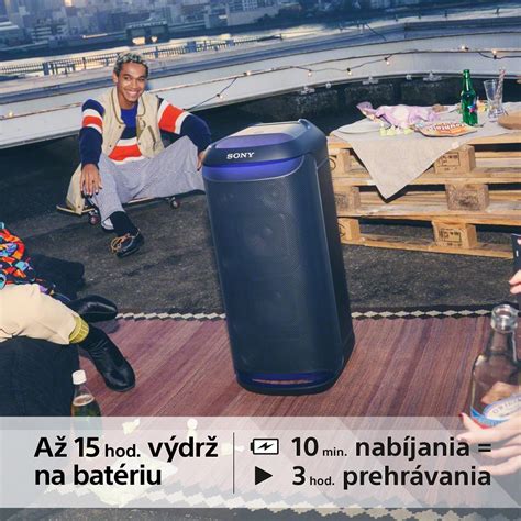 Tematické foto: Muž používajúci elektroniku (reproduktor, skener)