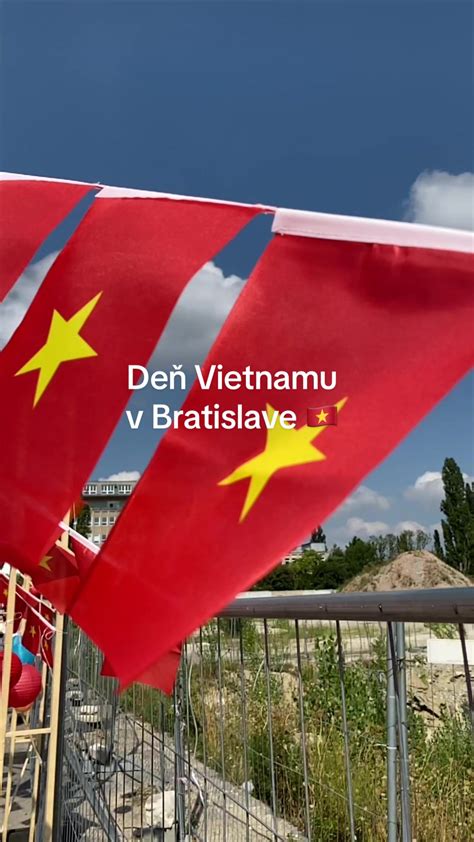 Schéma porovnania západných narodenín a tradičných vietnamských rodinných rituálov