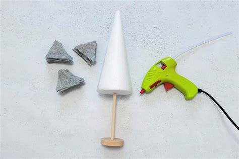 Ilustrácia špagátového stromčeka z polystyrénového kužeľa