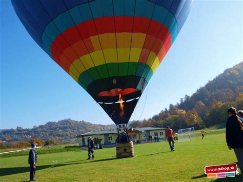 Ilustračná fotografia znázorňujúca rôzne zážitkové darčeky ako sú let balónom, adrenalínové aktivity alebo wellness pobyty.