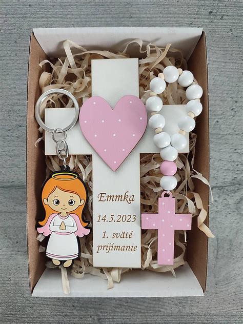 stôl s dekoráciami na prvé sväté prijímanie s motívom kríža a kalicha