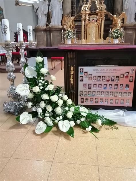 výzdoba kostola s bielymi holubicami a menami detí na konároch