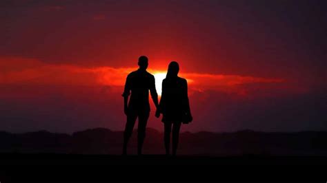 Ilustrácia páru držiac sa za ruky pri západe slnka