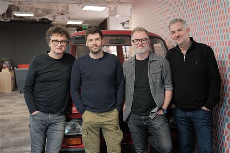 Peter Šarkan Novák ako spevák skupiny Hex na koncerte