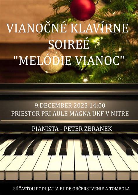 Pianista hrajúci vianočné melódie na vianočnom večierku