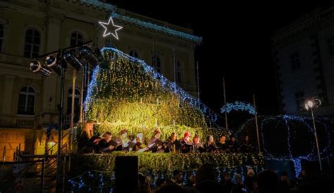 Ľudia spievajúci karaoke na vianočnej párty alebo sa zapájajúci do súťaže