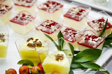 Fotografia elegantne naservírovaného svadobného cateringu alebo výberu jedál z rôznych kuchýň.