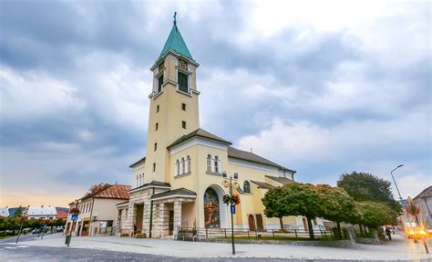 Snímka historického Kostola Všetkých svätých v Bytči