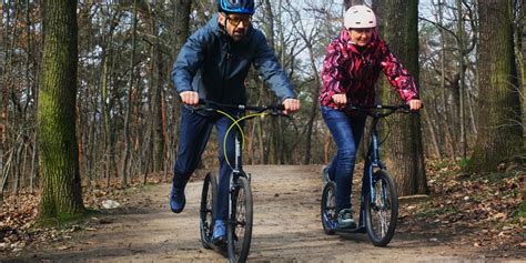 ilustračné foto detí na kolobežkách a odrážadlách