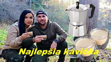 Tematické foto: človek užívajúci si pokojný moment v prírode (napr. pri šálke kávy)