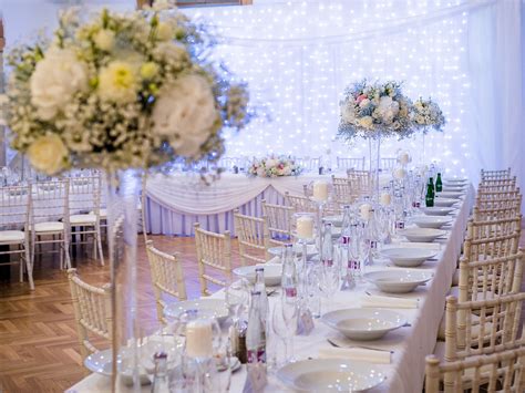 Interiér svadobnej sály v Kaštieli Oponice s krištáľovými lustrami a textilnými tapetami