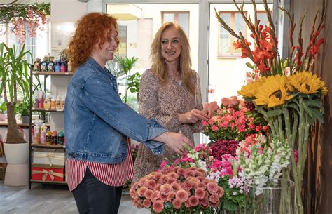 kvetinárstvo s rôznymi kyticami a aranžmánmi