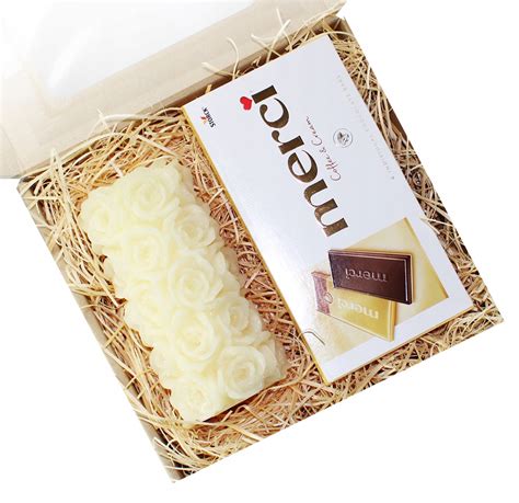 malý darček priložený ku kytici (napr. čokoláda, sviečka)