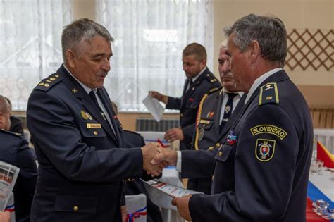 príslušník hasičského zboru skladá prísahu