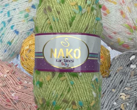 Detailný záber vzorov vytvorených priadzou Nako Kar Tanesi