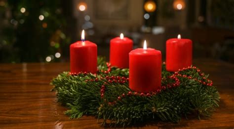 Koláž rôznych kníh a pomôcok pre adventné obdobie