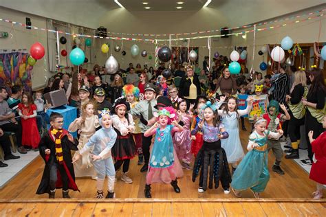 Tematické foto: Rôznorodé a kreatívne masky detí na školskom karnevale