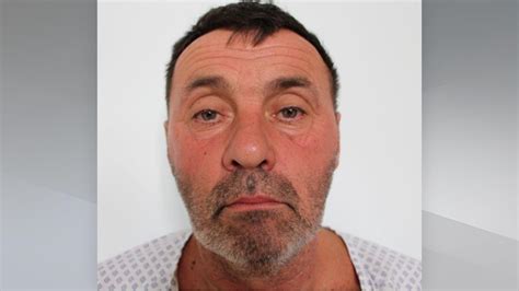 Záhadný muž, ktorý sa usmieva nad darčekom, s myšlienkovou bublinou plnou otáznikov a rôznych darčekových ikon