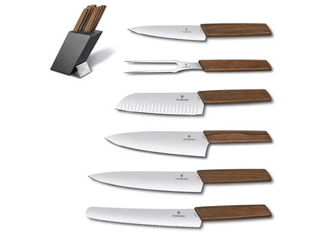 Detailná fotografia sady kvalitných kuchynských nožov na drevenej doske a súpravy náradia