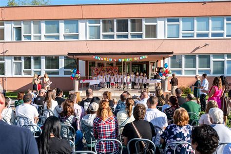 Ilustračné foto žiakov a učiteľov na nádvorí školy pri príležitosti otvorenia školského roka