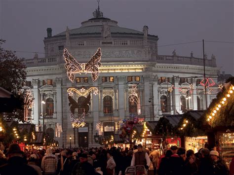 Vianočné trhy pred Viedenskou radnicou