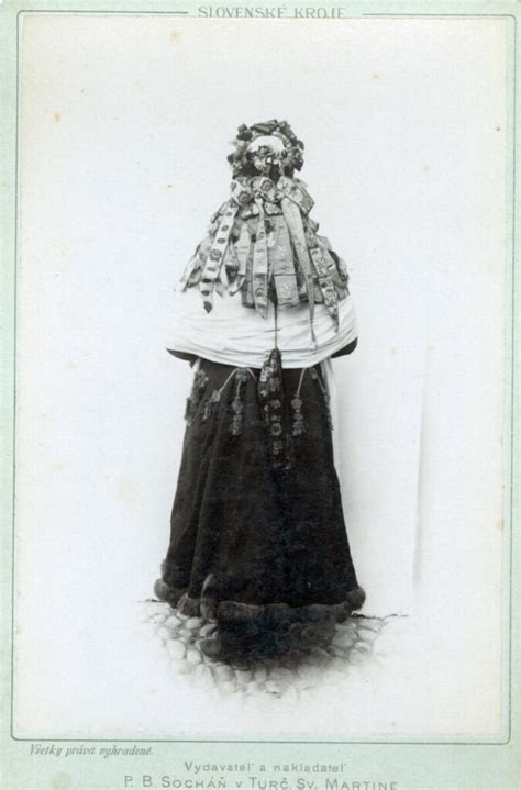 ilustrácia ženského sliačanského kroja