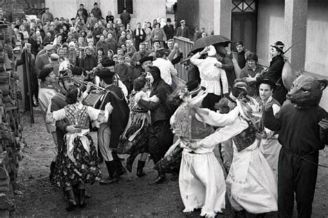 Ilustrácia znázorňujúca obrad pochovávania basy s mládencami v maskách.