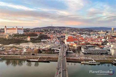 architektonická schéma oltárnej plochy s trojvrším a televíznou vežou s dvojkrížom na letisku vo Vajnoroch