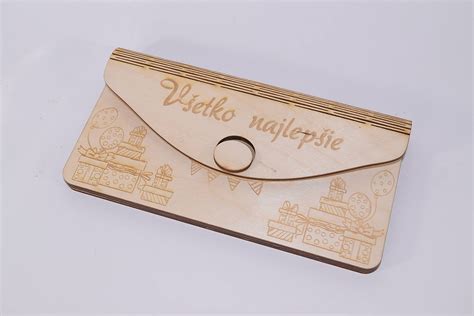 Gravírovaná drevená obálka na peniaze s rôznymi nápismi
