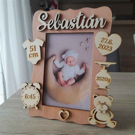 Štýlový drevený fotorámik s gravírovanými údajmi o narodení dieťaťa
