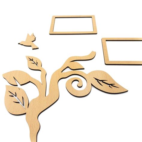 Interiér s drevenými fotorámikmi rôznych veľkostí a štýlov