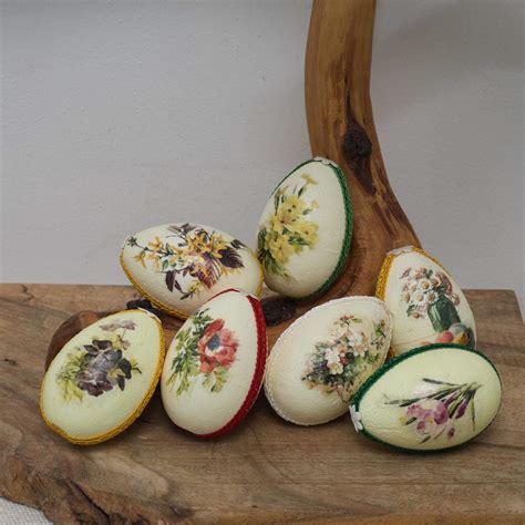 Ukážka rôznych malých háčkovaných ozdôb ako kvety a vajíčka.