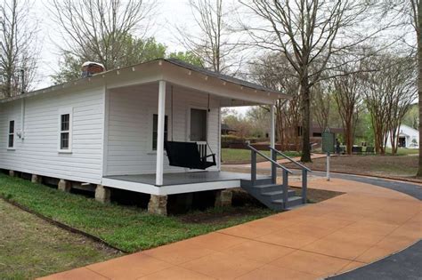 Mladý Elvis Presley s rodinou, Tupelo